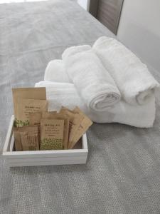 ein Tablett mit Handtüchern und Büchern auf dem Bett in der Unterkunft B&B Domus Piedigrotta in Pizzo