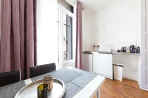 une salle à manger avec une table et une cuisine dans l'établissement Cosy apartment 27 m2 in rue d'Antibes and Croisette, à Cannes