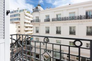 Elle offre une vue sur un bâtiment blanc depuis son balcon. dans l'établissement Cosy apartment 27 m2 in rue d'Antibes and Croisette, à Cannes