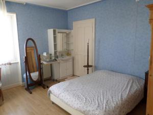 Schlafzimmer mit einem Bett, einem Waschbecken und einem Spiegel in der Unterkunft Chambre individuelle à lit double dans une maison de Maître de 1904 in Haguenau