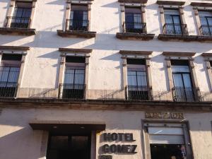 una fachada de un edificio con ventanas y balcones en Hotel Gomez de Celaya, en Celaya