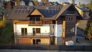 una casa con paneles solares en el techo en Apartamenty Szalaya 29 en Szczawnica