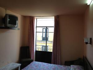 TV a/nebo společenská místnost v ubytování Hotel Gomez de Celaya + 32 fotografií