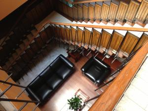 una vista aérea de una sala de estar con sillas y mesas. en Hotel Gomez de Celaya, en Celaya