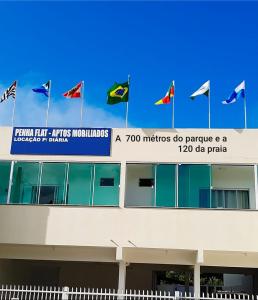 Une bande de drapeaux au-dessus d'un bâtiment dans l'établissement Pousada APART PenhaFlat- Studio a 700 mts do parque, à Penha