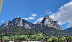 uma cordilheira com uma aldeia à sua frente em Apartment No 7 Mythenblick Schwyz 10 Min to Stoos em Schwyz