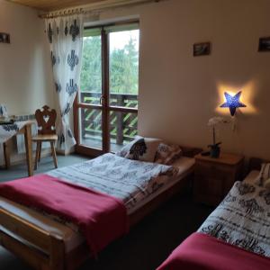 una camera da letto con un letto e una finestra con una stella sul muro di Agroturystyka nad brzegiem a Kacwin