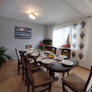 una sala da pranzo con un lungo tavolo e sedie di Agroturystyka nad brzegiem a Kacwin
