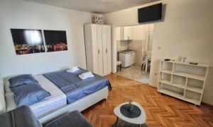 una camera con letto e un soggiorno di Apartments Tila a Trebinje