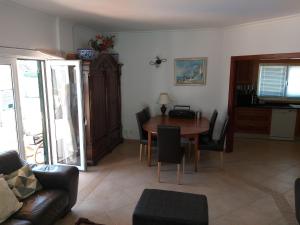 a living room with a table and chairs at Vivenda Luz e Lúdica in Altura