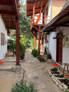 a courtyard of a house with a stone walkway at Pousada Flor de Debora in Alto Paraíso de Goiás