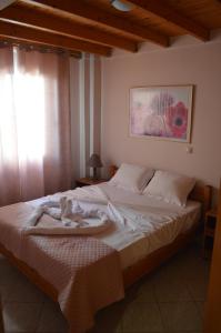 Un dormitorio con una cama con una toalla. en Anastasias Apartment center City by Dimitropoulos en Aigio