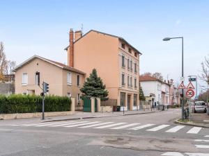 an empty street with a building and a christmas tree at Stop Chez M District # Qualité # Confort # Simplicité in Villeurbanne