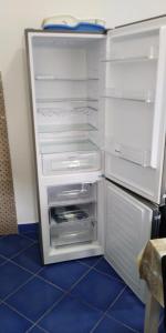 un frigorifero vuoto con la porta aperta in una stanza di San Francesco relax a Ischia