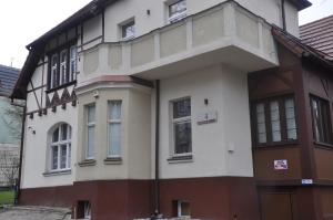 budynek o bieli i brązie w obiekcie Pokoje na wynajem Gdańsk w Gdańsku
