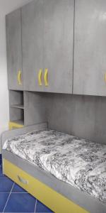 una camera da letto con un letto con banane di San Francesco relax a Ischia