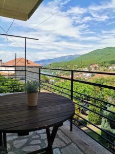 einen Holztisch auf einem Balkon mit Aussicht in der Unterkunft Trpejca Holiday Home in Trpejca