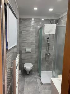 ein Badezimmer mit Dusche, Toilette und Waschbecken in der Unterkunft Guesthouse Stefanac in Otočac + 23 Fotos