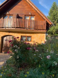 Ein Garten an der Unterkunft Guesthouse Stefanac