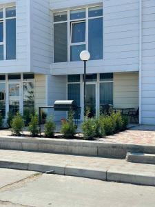 a building with a bench in front of it at Золотой Бугаз, Колоски, апартамент 7/1 in Karolino-Buhaz