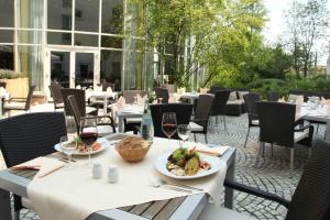 A restaurant or other place to eat at Wyndham Hannover Atrium