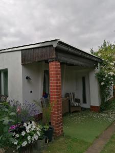 awning on the side of a house with flowers at Spatzennest in Garz-Rügen