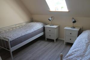 1 Schlafzimmer mit 2 Betten und 2 Nachttischen in der Unterkunft Ferienwohnung Scheel in Nordstrand