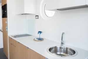 House Boat Rimini Resort的厨房或小厨房