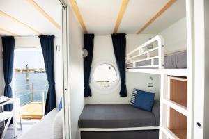 里米尼House Boat Rimini Resort的一间有双层床和窗户的小房间