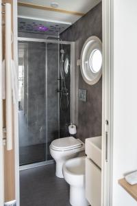 House Boat Rimini Resort的一间浴室