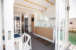 House Boat Rimini Resort的厨房或小厨房