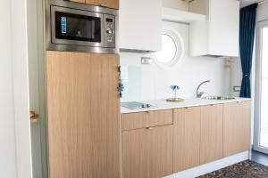 House Boat Rimini Resort的厨房或小厨房