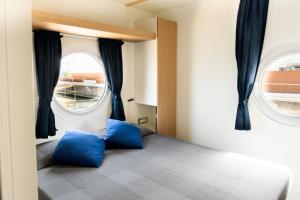 House Boat Rimini Resort客房内的一张或多张床位