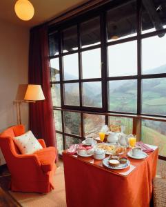 a table with food on it in front of a window at La Rectoral in Taramundi