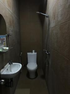 uma casa de banho com um WC e um lavatório em Turtle Island Homestay em Sanur