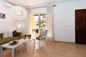 sala de estar con sofá y mesa en Andaluz Apartments - Medina, en Nerja