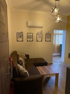 BetaS GuestHouse في أنطاليا: غرفة معيشة مع أريكة وطاولة