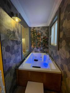 baño con bañera grande con bañera azul en BetaS GuestHouse, en Antalya 54 fotos más