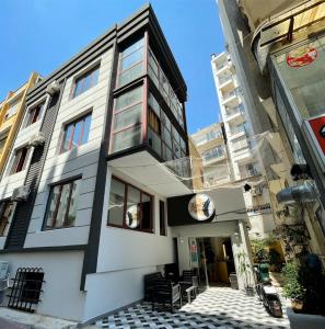 un edificio con una fachada en blanco y negro en BetaS GuestHouse, en Antalya