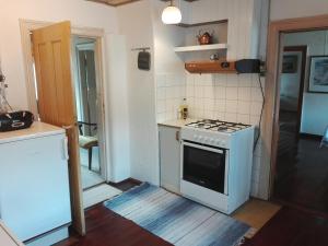 A kitchen or kitchenette at Holtens Gaard