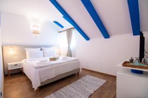 een slaapkamer met blauwe en witte muren en een bed bij Cherhana Resort in Crisan