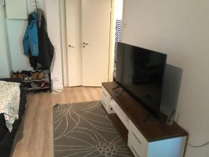 un soggiorno con una TV a schermo piatto su un supporto di Mimmo 1 a Vantaa