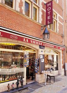 ein Geschäft vor einem Backsteingebäude mit einem Geschäft in der Unterkunft Hotel La Vieille Lanterne in Brüssel