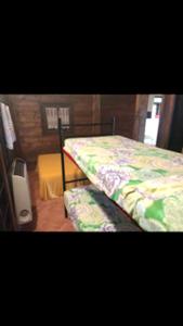 2 bedrooms chalet with furnished terrace at Giarola tesisinde bir odada yatak veya yataklar