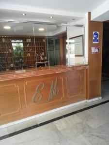 Ein Laden vorne mit einem Schild, auf dem Hallo und mi steht. in der Unterkunft Apto en el Centro, junto a la playa, Marbella in Marbella