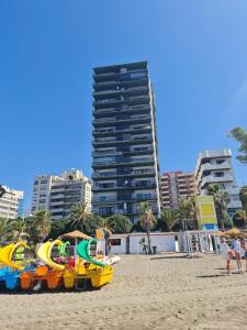 una playa con un montón de barcos en ella en Apto en el Centro, junto a la playa, Marbella, en Marbella