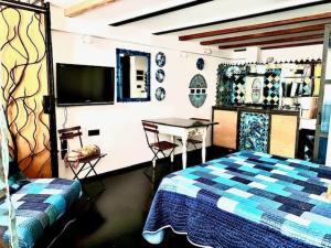 1 dormitorio con cama, mesa y TV en Torre Ducale Dimora Storica, en Génova