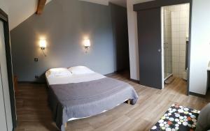 Un pat sau paturi într-o cameră la Le Grand Chatelard HÔTEL BAR RESTAURANT
