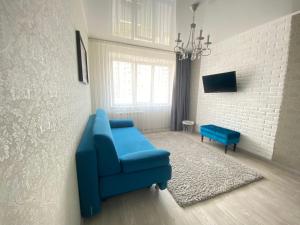 ナーベレジヌイェ・チェルヌイにあるApartment on Chulmanのリビングルーム(青い椅子、テレビ付)
