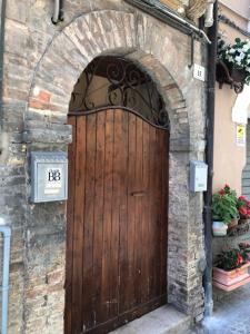 an archway with a wooden door in a building at La Casetta Due in Teramo
